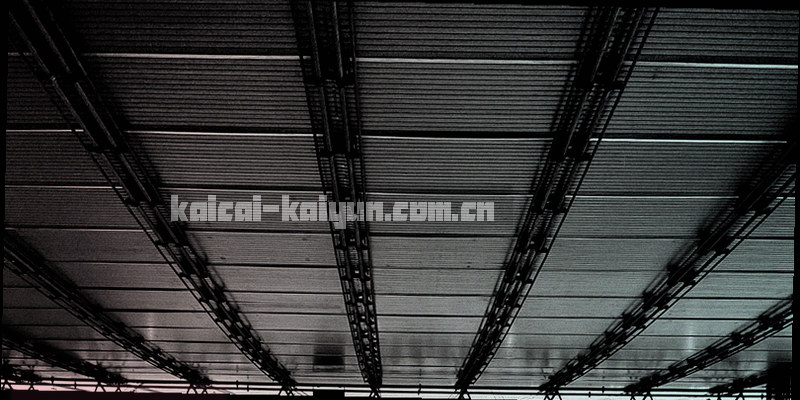透明管道中流动的光点，象征数据从来源流出并供使用者谨慎参考